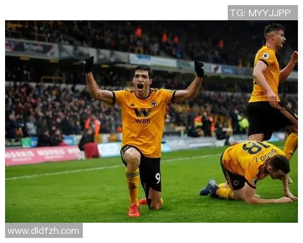 狼队头像下的足球明星女神展现魅力与实力的完美结合